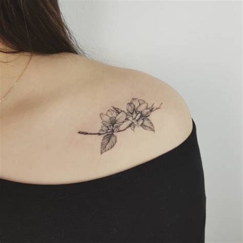 tatuajes para mujeres en el pecho|Tatuajes de pecho de mujer